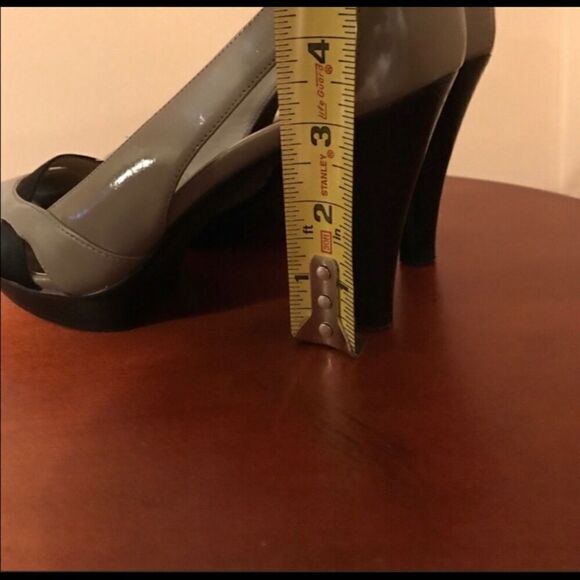 Size 6 Simply Vera by Vera Wang Peep Toe Pumps - Picture 3 of 4
